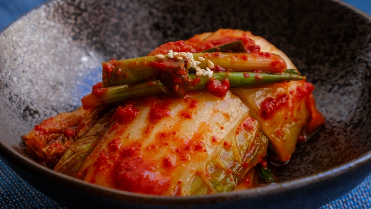 Kimchi merupakan jenis makanan fermentasi yang mengandung antioksidan.(Foto: Unsplash/Portuguese Gravity)