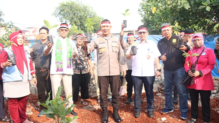 Kegiatan menanam pohon Polda Metro Jaya. (Foto: Humas Polri)