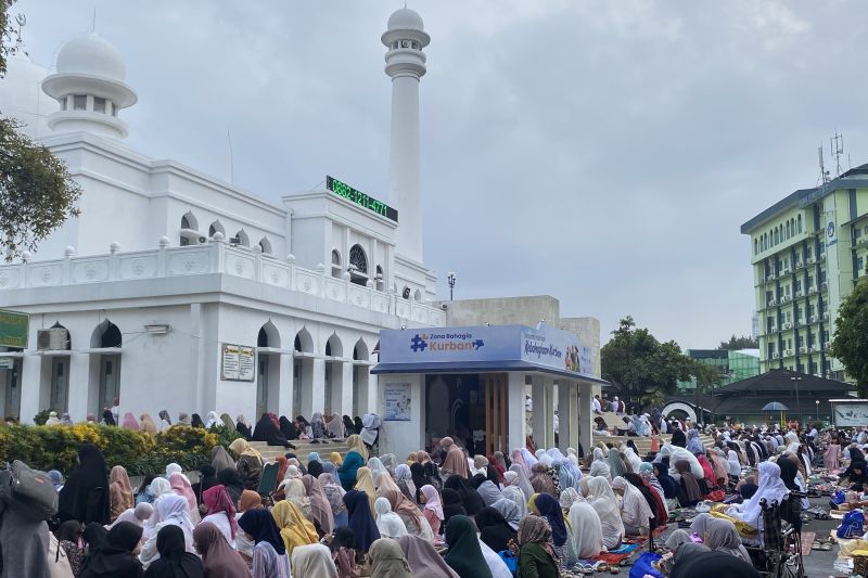 Jemaah Padati Salat Idul Adha di Masjid Al-Azhar, Penyembelihan Dilakukan Senin (17/6)