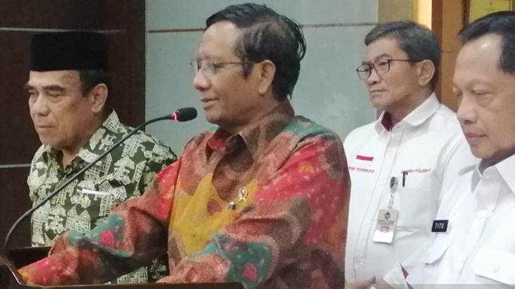 Menko Polhukam Mahfud MD (depan) saat jumpa pers di Kantor Kemenko Polhukam, Jakarta, Rabu (27/11/2019). ANTARA/Syaiful Hakim