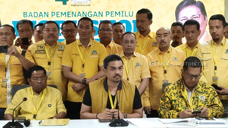 Ketua Bapilu Sebut Khofifah Terlihat Cantik Pakai Jilbab Kuning saat HUT Golkar