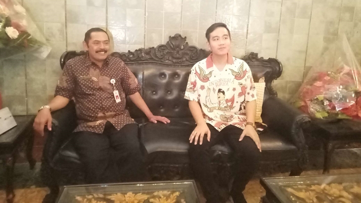 Ketua DPC PDIP Solo, FX Hadi Rudyatmo dan Gibran Rakabuming Raka bertemu empat mata membicarakan terkait Pilwakot di i Loji Gandrung, Solo, Jawa Tenga, Rabu (18/9). (MP/Ismail)