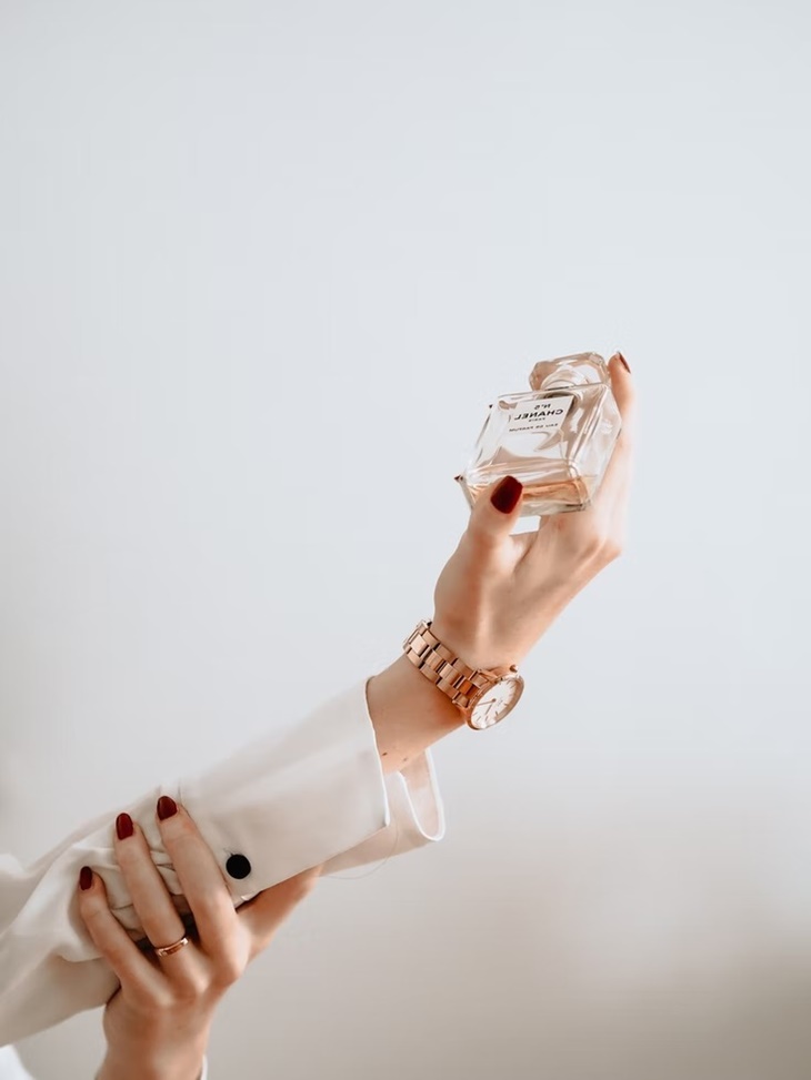 Perfume Layering, Tampil Percaya Diri dengan Memakai 2 Parfum