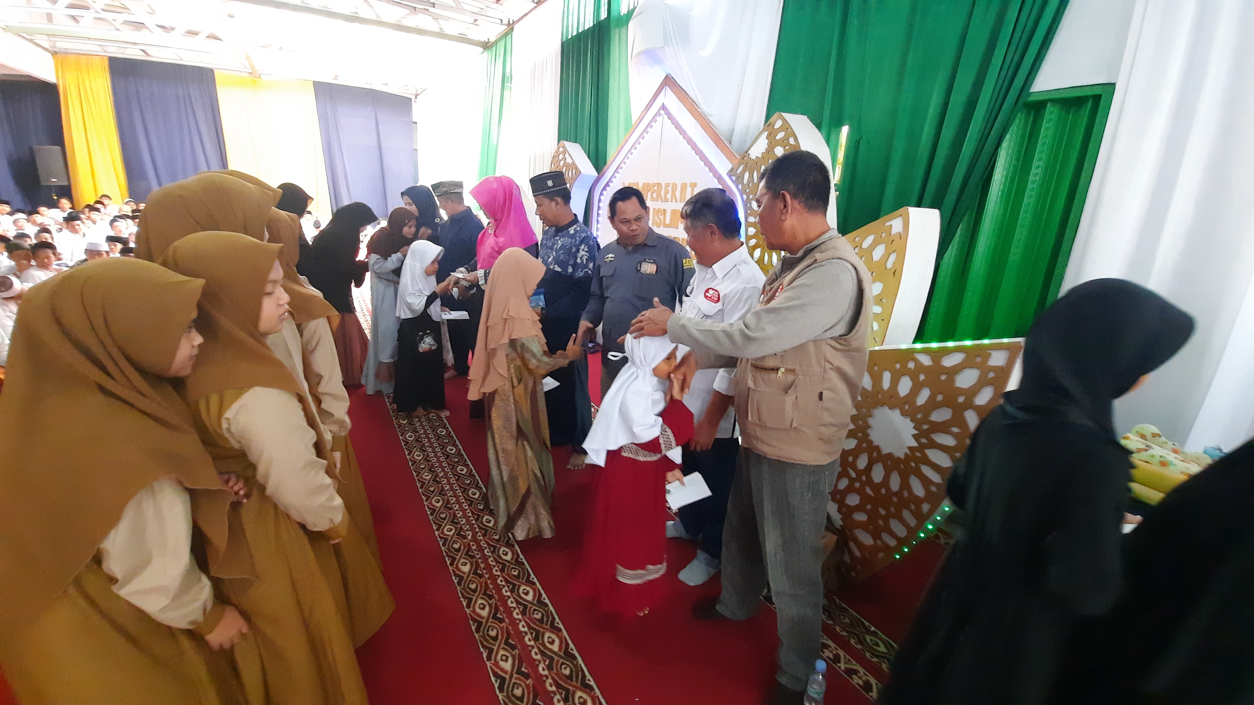 Yayasan JHL Merah Putih Kasih (JHL Foundation) berikan santunan di Bogor, Jawa Barat.