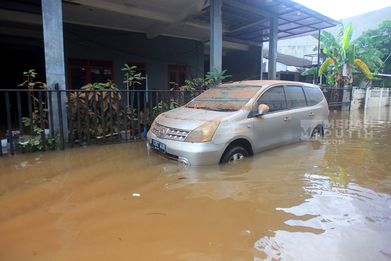Banjir Luapan Kali Pesanggrahan Perumahan IKPN Bintaro Jakarta Selatan Mulai Surut