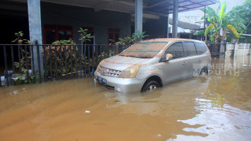 Banjir Luapan Kali Pesanggrahan Perumahan IKPN Bintaro Jakarta Selatan Mulai Surut