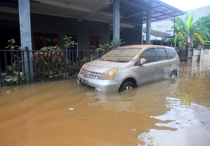 Banjir Luapan Kali Pesanggrahan Perumahan IKPN Bintaro Jakarta Selatan Mulai Surut