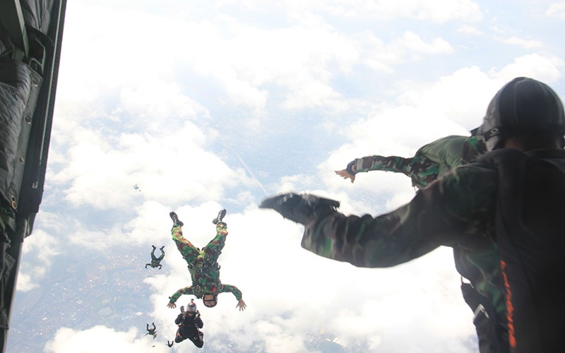 Latihan terjun statik Paskhas TNI AU