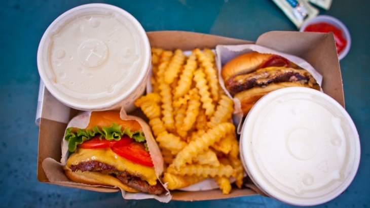 Kurangi makanan cepat saju untuk kesehatanmu. (Foto: Pexel/caleb Oquebdo)
