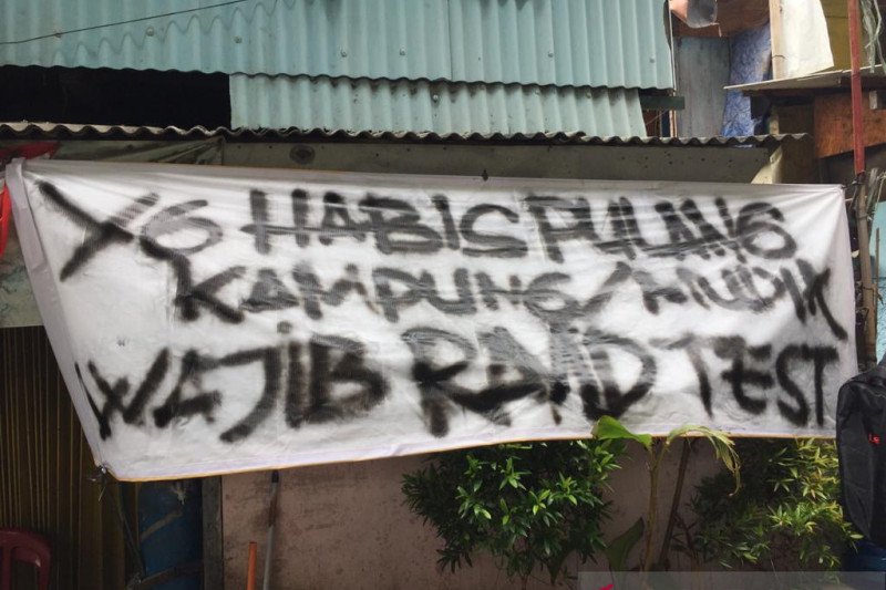 Salah satu spanduk yang terpasang di Kampung Tangguh Jaya, RW 04 Kel. Mangga Dua Selatan, Kecamatan Sawah Besar, Jakarta Pusat. (ANTARA/Mentari Dwi Gayati)
