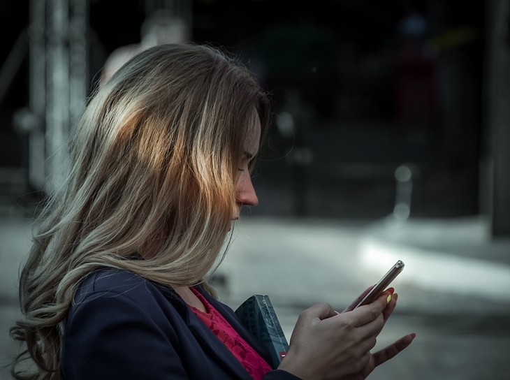 Cahaya biru smartphone dari layar menekan melatonin. (Foto: Pixabay/Pexels)