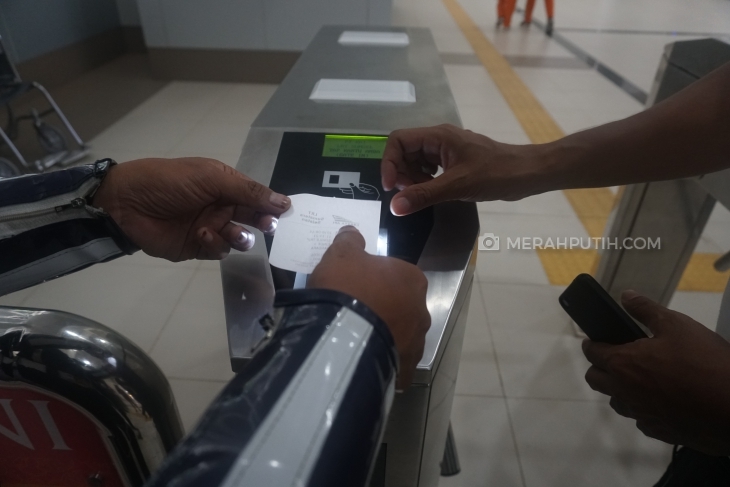 Pengunjung harus men-scan tiket ke turnstile (MP/Muchammad Yani)