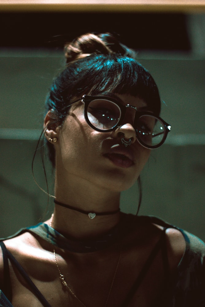 Messy bun bisa kamu jadikan pilihan untuk tampil seksi. (Foto Unsplash/caiqueportraits)