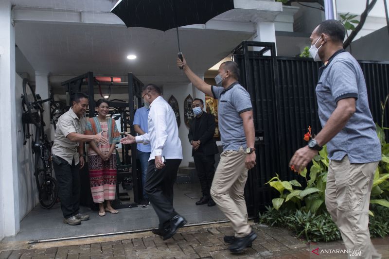 Kepala Staf TNI Angkatan Darat (KSAD) sekaligus calon Panglima TNI Jenderal Andika Perkasa (kiri) menyambut kedatangan anggota Komisi I DPR sekaligus Wakil Ketua DPR Lodewijk F. Paulus (ketiga kiri) dalam verifikasi faktual di kediaman Andika di Senayan, Jakarta, Minggu (7/11/2021). ANTARA FOTO/Aditya Pradana Putra/hp.