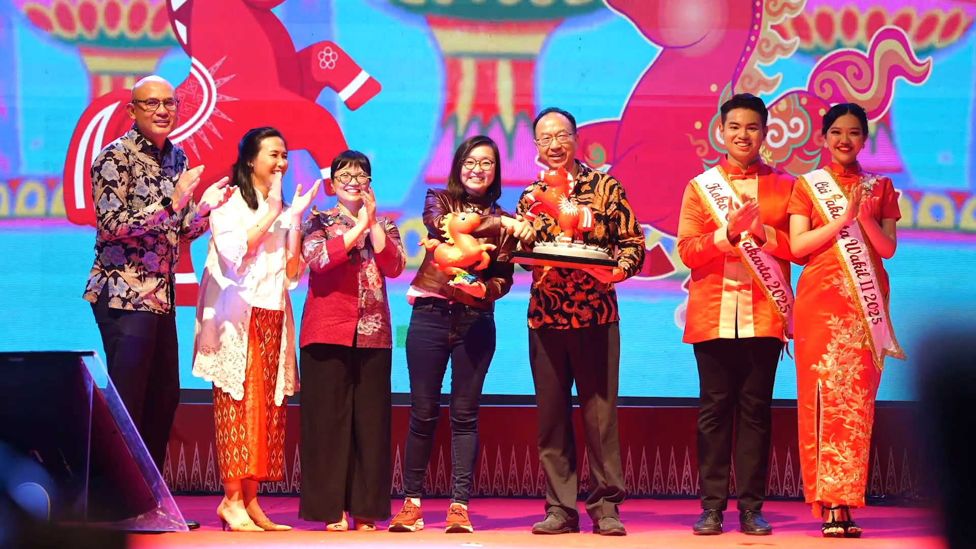Tukar Kuda Api Indonesia-China di Imlek Festival 2577 Simbol Optimisme dan Kedekatan Kedua Negara