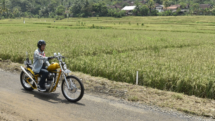Presiden Jokowi naik motor