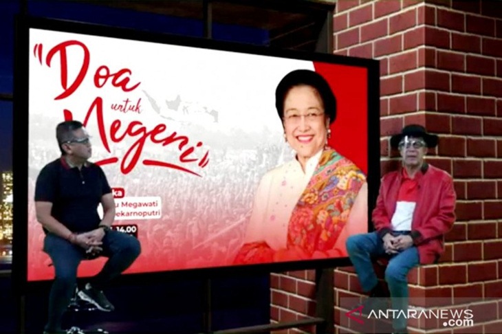 Sekretaris Jenderal DPP PDI Perjuangan, Hasto Kristiyanto, dan Ketua bidang Hukum DPP PDI Perjuangan, Yasonna H Laoly, saat menjadi MC dadakan dalam acara doa bersama untuk negeri pada peringatan Hari Ulang Tahun Ketua Umum DPP PDI Perjuangan, Megawati Soekarnoputri, di Jakarta, Sabtu (23/1/2021). ANTARA/HO-PDI Perjuangan