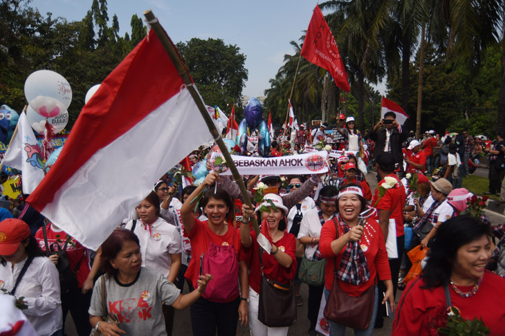 Ratusan Pendukung Ahok Bernyanyi di Balai Kota DKI Jakarta
