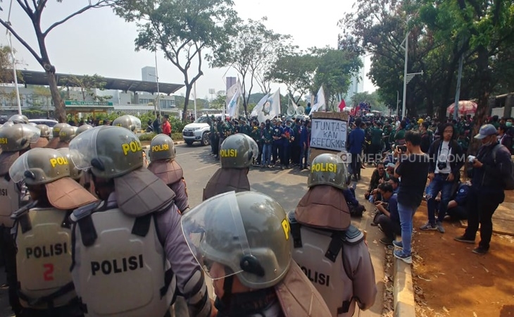 Diblokade Polisi dan TNI, BEM SI: Gedung DPR Punya Pejabat atau Rakyat?