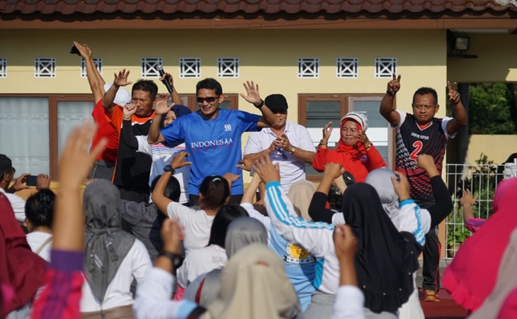 Aksi Sandi senam dua jari bersama emak-emak
