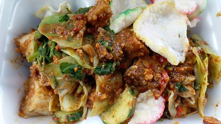 Rujak cingur kuliner khas Surabaya, Jawa Timur. (Instagram/ sue_prapty)