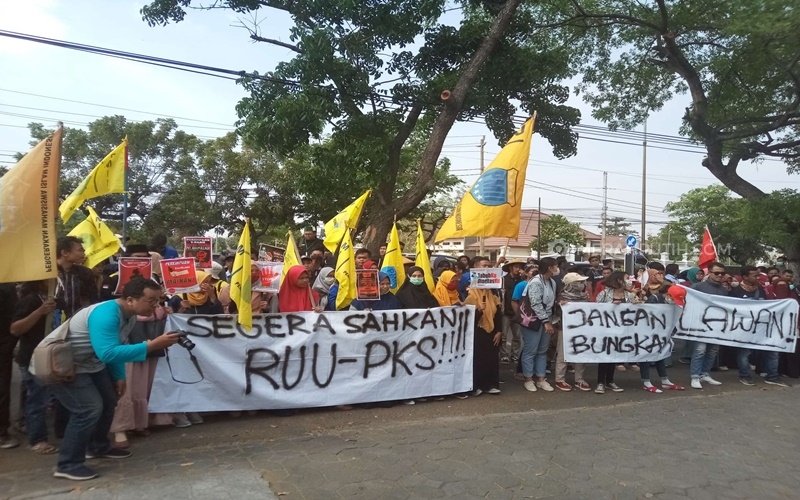  Puluhan Mahasiswa Demo DPRD Solo Desak Pengesahan RUU PKS