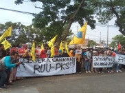  Puluhan Mahasiswa Demo DPRD Solo Desak Pengesahan RUU PKS