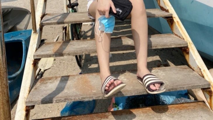 Sandal Paling Nyaman Buat Nongkrong Di Pantai
