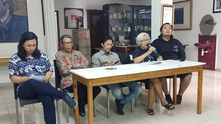 Keluarga korban Tragedi Semanggi I dalam konferensi pers di kantor KontraS, di kawasan Kwitang, Senen, Jakarta Pusat, Kamis (15/8). Foto: MP/Kanu