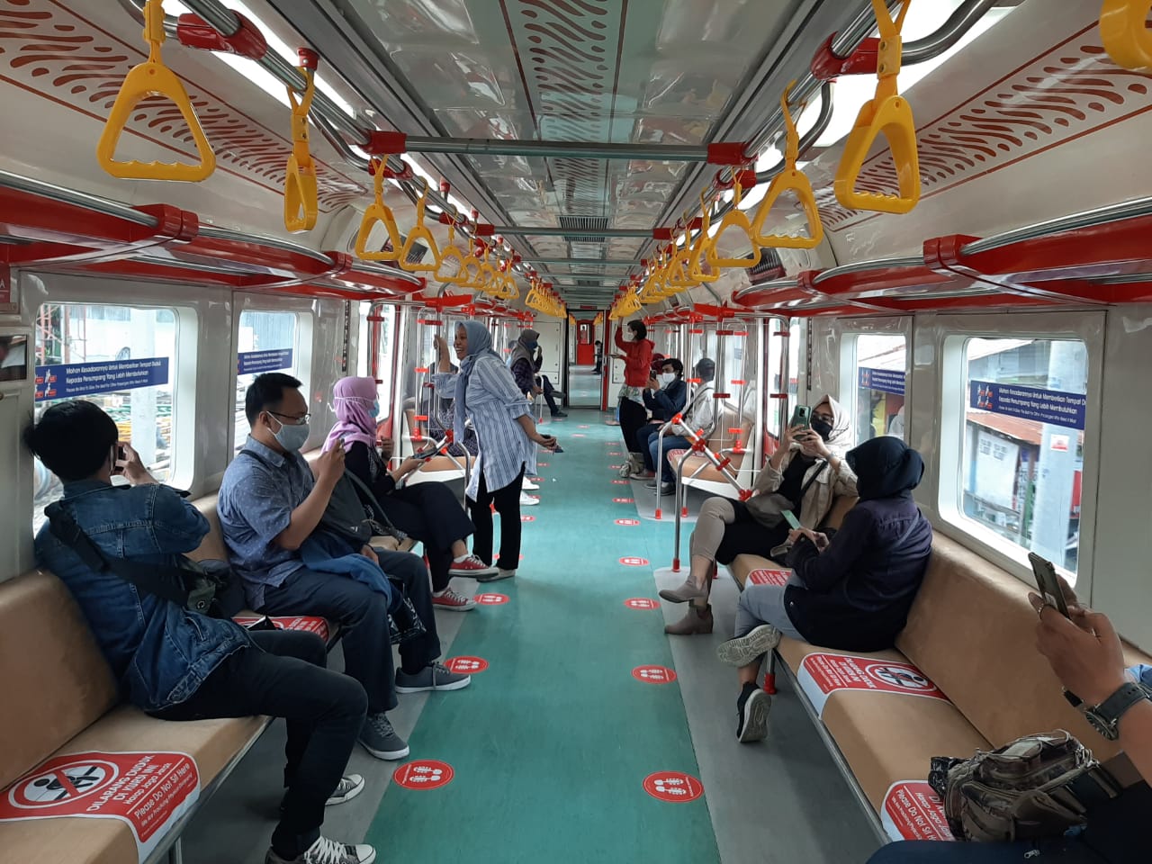 Masyarakat umum mengikuti uji coba KRL Solo-Yogyakarta dengan tarif Rp1, Senin (1/2). (MP/Ismail)