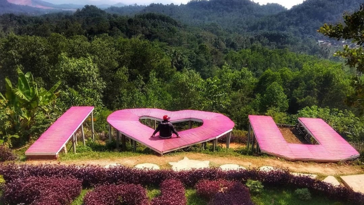 Bukit Pangonan, Lokasi Berfoto Asyik di Lampung