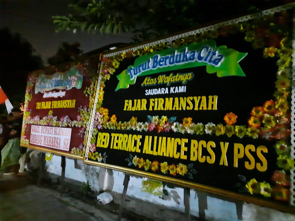 Karangan bunga duka cita atas meninggalnya suporter PSS Sleman, Tri Fajar Firmansyah. Foto: Twitter/@bushwackers1976