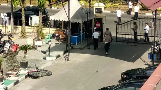 Dua Jurnalis Terluka dan 1 Polisi Tewas Saat Penyerangan Terduga Teroris di Mapolda Riau