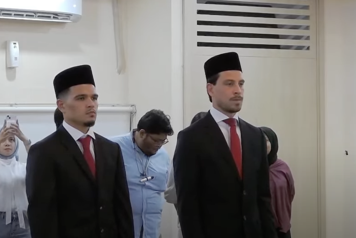 Thom Haye dan Ragnar Oratmangoen Resmi Menjadi WNI