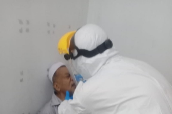 Salah seorang warga Bintan tes usap (swab) karena diduga kontak erat dengan pasien positif COVID-19 beberapa waktu lalu (Nikolas Panama)