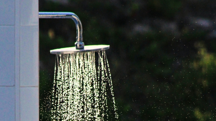 Mandi dan bermeditasi menjadi solusi untuk menenangkan pikiran. (Foto: Unsplash/Chandler Cruttenden)