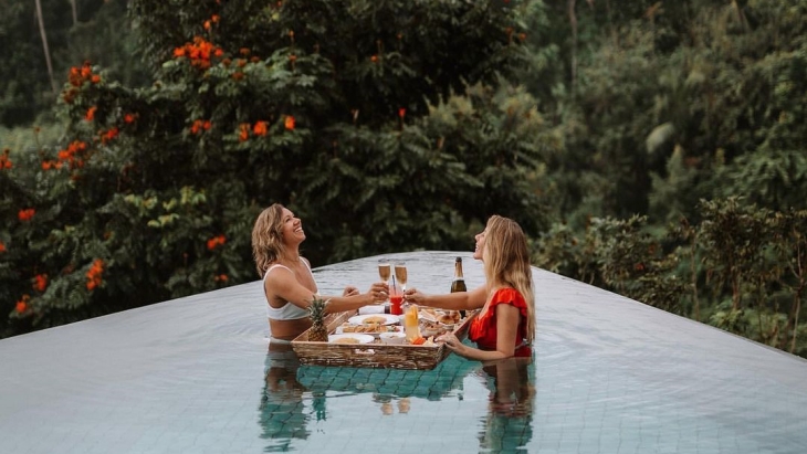Mau 'Floating Breakfast' di Bali Usai PPKM?