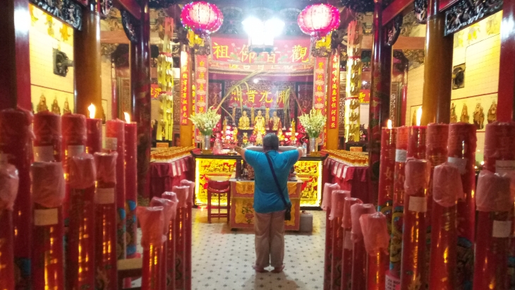 Umat Konghucu beribadah di Klenteng Tien Kok Sie di kawasan Pasar Gede, Solo, Jawa Tengah, Kamis (11/2) malam. (MP/Ismail)