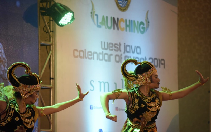 Sebuah Tari Sunda yang dipertunjukan dalam peluncuran kalender wisata Jawa Barat 2019