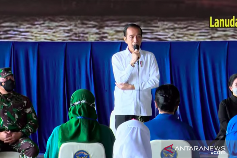 Presiden Joko Widodo saat bertemu keluarga awak Nanggala-402. (Foto: Antara)
