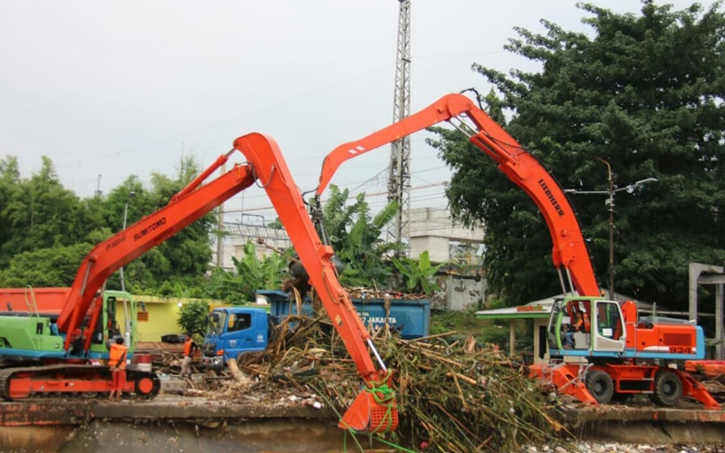 Tumpukan sampah yang ditimbulkan akibat banjir Jakarta