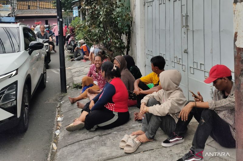 Vihara Diserbu PPKS Pemburu Angpao, Satpol PP Kewalahan Pisahkan Emak-Emak Militan Cekcok Mulut