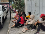 Vihara Diserbu PPKS Pemburu Angpao, Satpol PP Kewalahan Pisahkan Emak-Emak Militan Cekcok Mulut