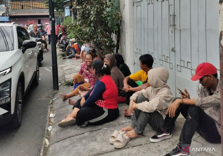 Vihara Diserbu PPKS Pemburu Angpao, Satpol PP Kewalahan Pisahkan Emak-Emak Militan Cekcok Mulut