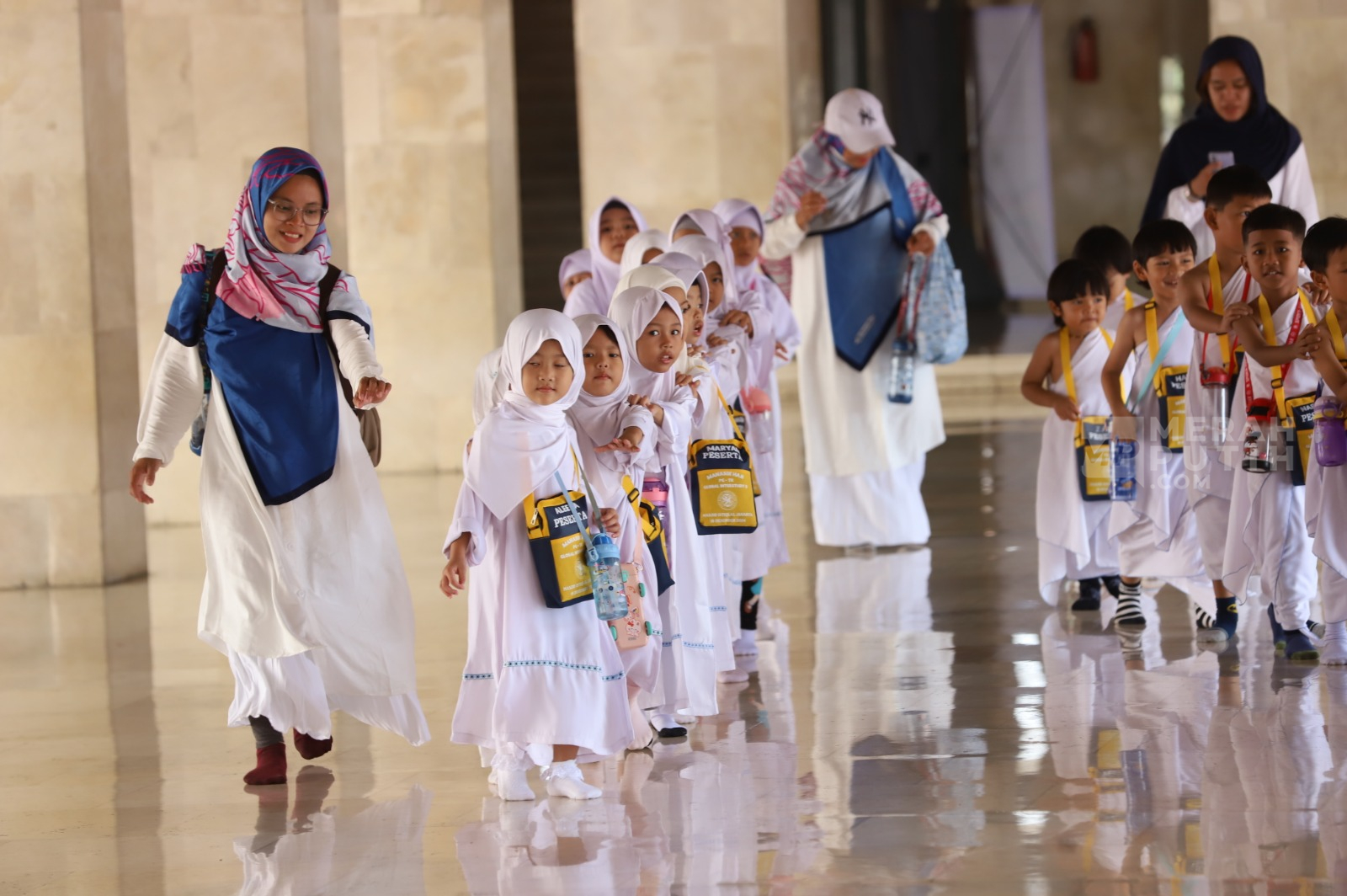 Puluhan siswa-siswi Sekolah Dasar (Madrasah Ibtidaiyah) mengikuti kegiatan latihan manasik haji di Masjid Istiqlal, Jakarta Pusat, Jum'at (20/12/2024).
