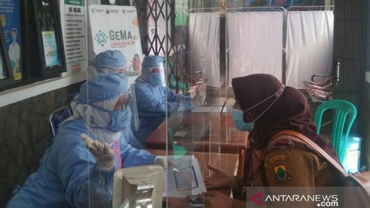 Dinas Kesehatan Cianjur melakukan simulasi pemberian vaksin untuk tenaga kesehatan di Puskesmas Ciherang. (Antara/Ahmad Fikri)