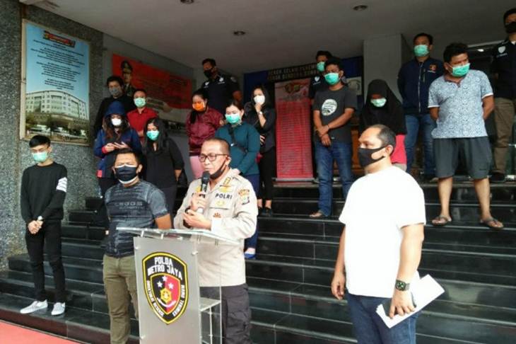 Kabid Humas Polda Metro Jaya Kombes Pol Yusri Yunus (tengah) memberikan keterangan kepada wartawan di Mapolda Metro Jaya, Sabtu (4/4/2020) terkait 18 orang yang ditangkap karena tidak patuh pada ketentuan Pembatasan Sosial Berskala Besar (PSBB). (ANTARA/HO-Polda Metro Jaya).