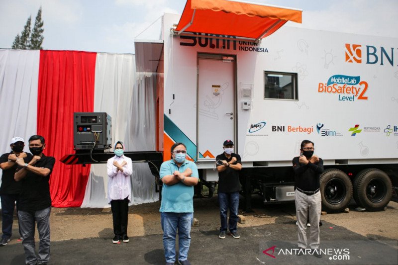 Dari Kiri-Kanan depan, Direktur Utama BNI Herry Sidharta, Menteri Riset dan Teknologi/Kepala Badan Riset dan Inovasi Nasional Bambang PS Brodjonegoro, dan Komisaris BNI Asmawi Syam menyilangkan tangannya sebagai tanda tolak COVID-19 di depan Mobile Laboratory Bio Safety Level (BSL)-2 hasil kerjasama BNI, BPPT, dan Yayasan BUMN di Tangerang Selatan, Banten, Minggu, (30/8/2020). Mobile Laboratorium BSL-2 tersebut merupakan karya anak bangsa dan menjadi laboratorium bergerak untuk pemeriksaan COVID-19 pertama di Indonesia. ANTARA/HO-BNI.
