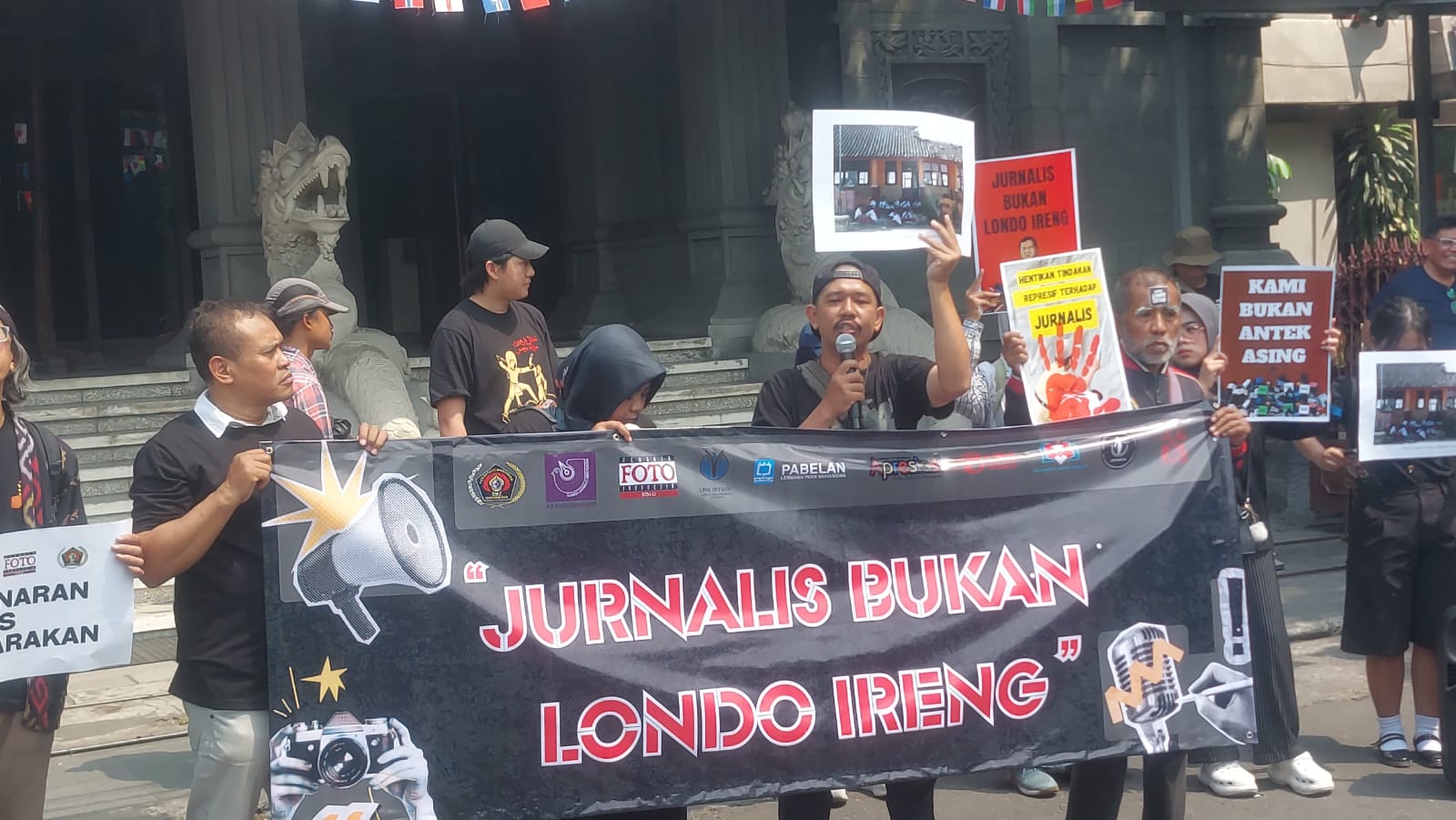 Tolak Stigmatisasi ‘Londo Ireng’, Jurnalis Soloraya Demo di Monumen Pers