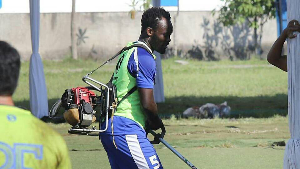 Keisengan Essien Main Mesin Pemotong Rumput